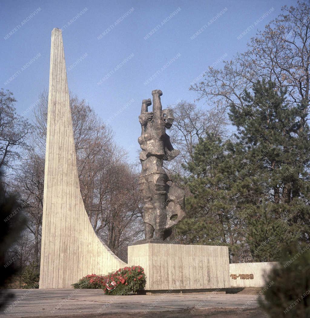 Városkép - A munkásmozgalom hőseinek emlékműve Miskolcon