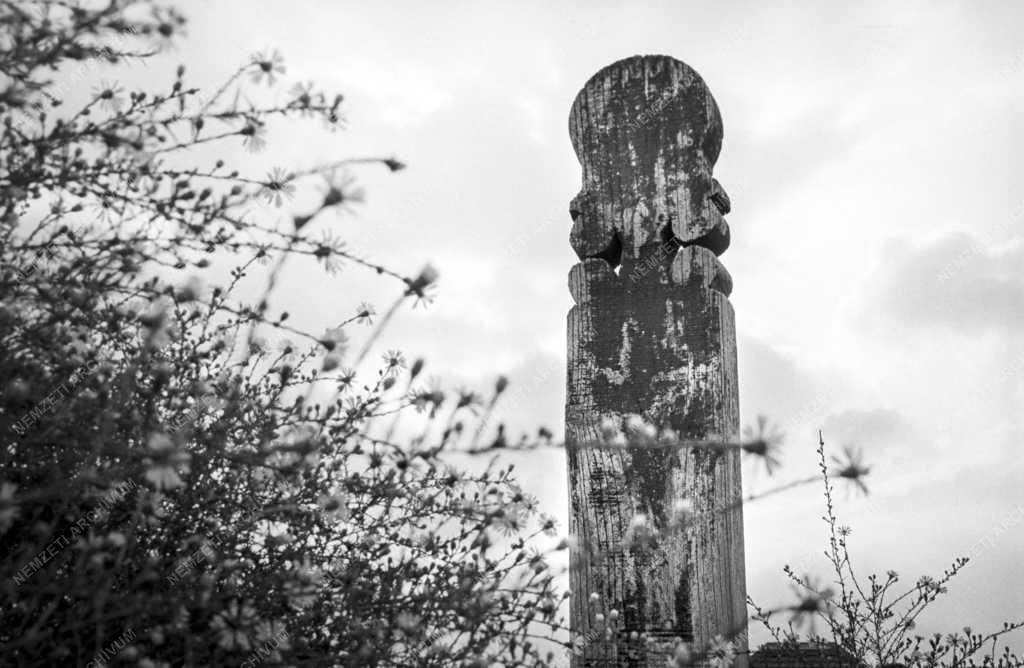 Néprajz - Fejfák a dunapataji temetőben