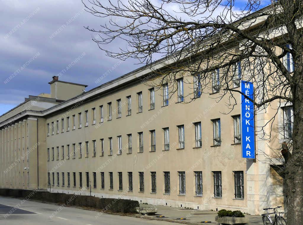 Felsőoktatás - Veszprém - A Pannon Egyetem egyik épülete