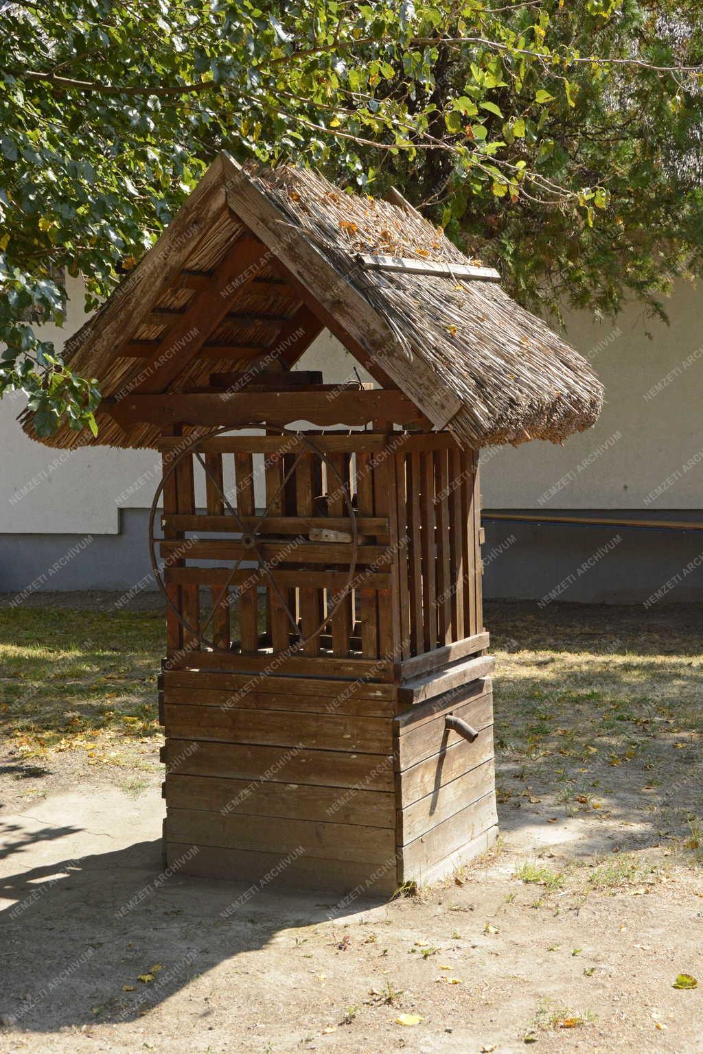 Tárgy - Mezőkövesd - Nádtetős kerekeskút