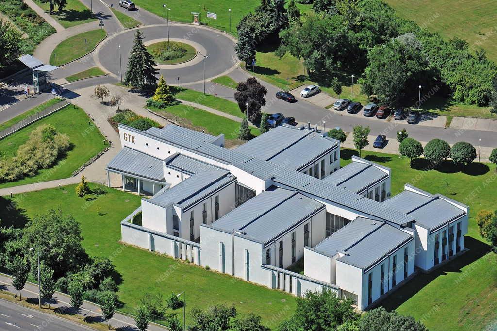 Oktatási létesítmény - Debrecen - A Debreceni Egyetem épülete