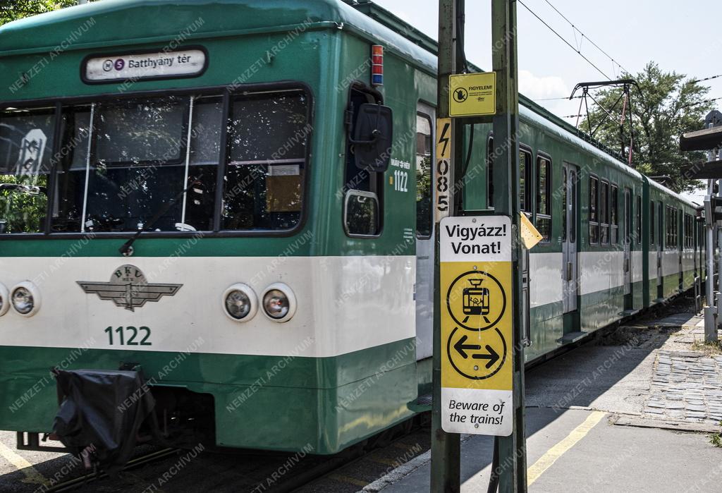 Közlekedés - Budapest - HÉV közlekedésre figyelmeztető tábla