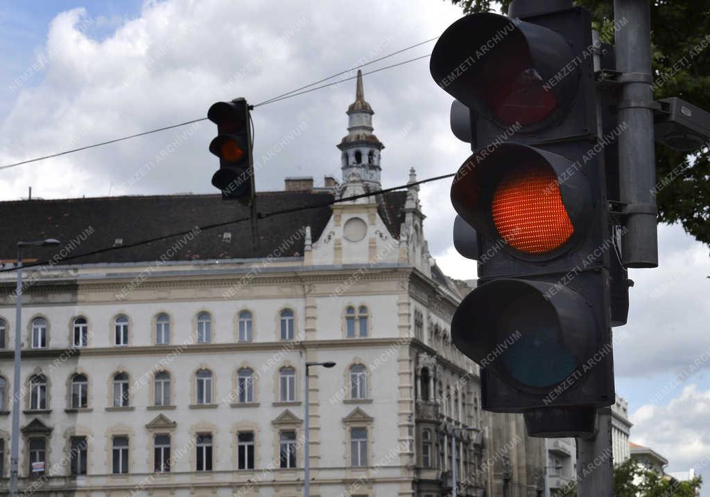 Közlekedés - Budapest - Közlekedési lámpa 