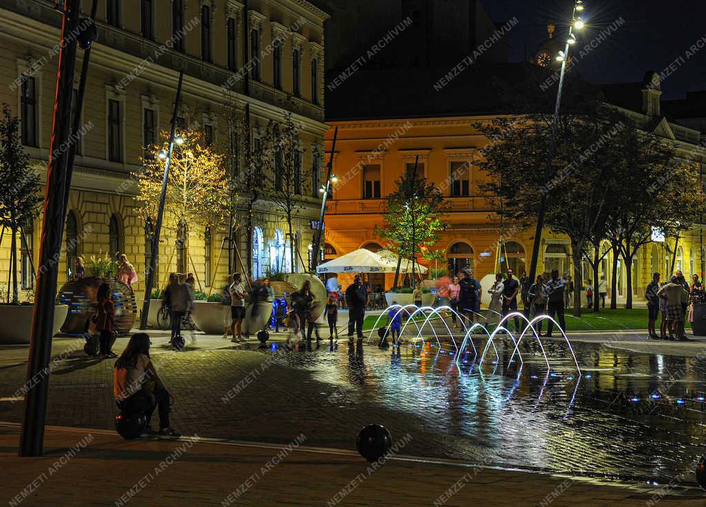Városkép - Debrecen - Dósa nádor tér esti kivilágításban