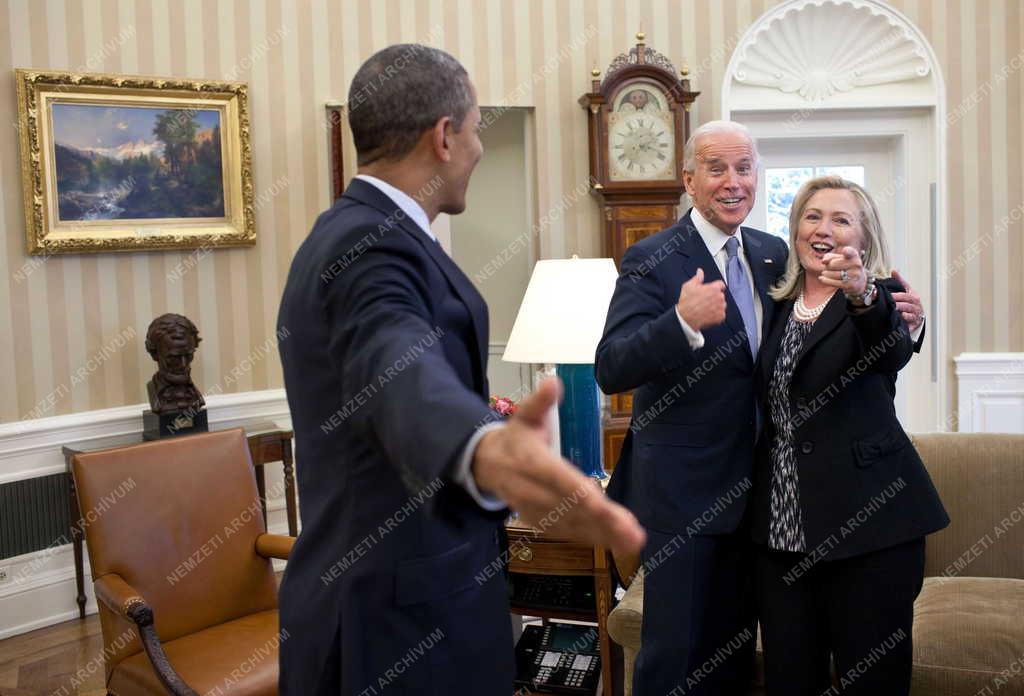Hillary Clinton és Joe Biden az amerikai elnöknél