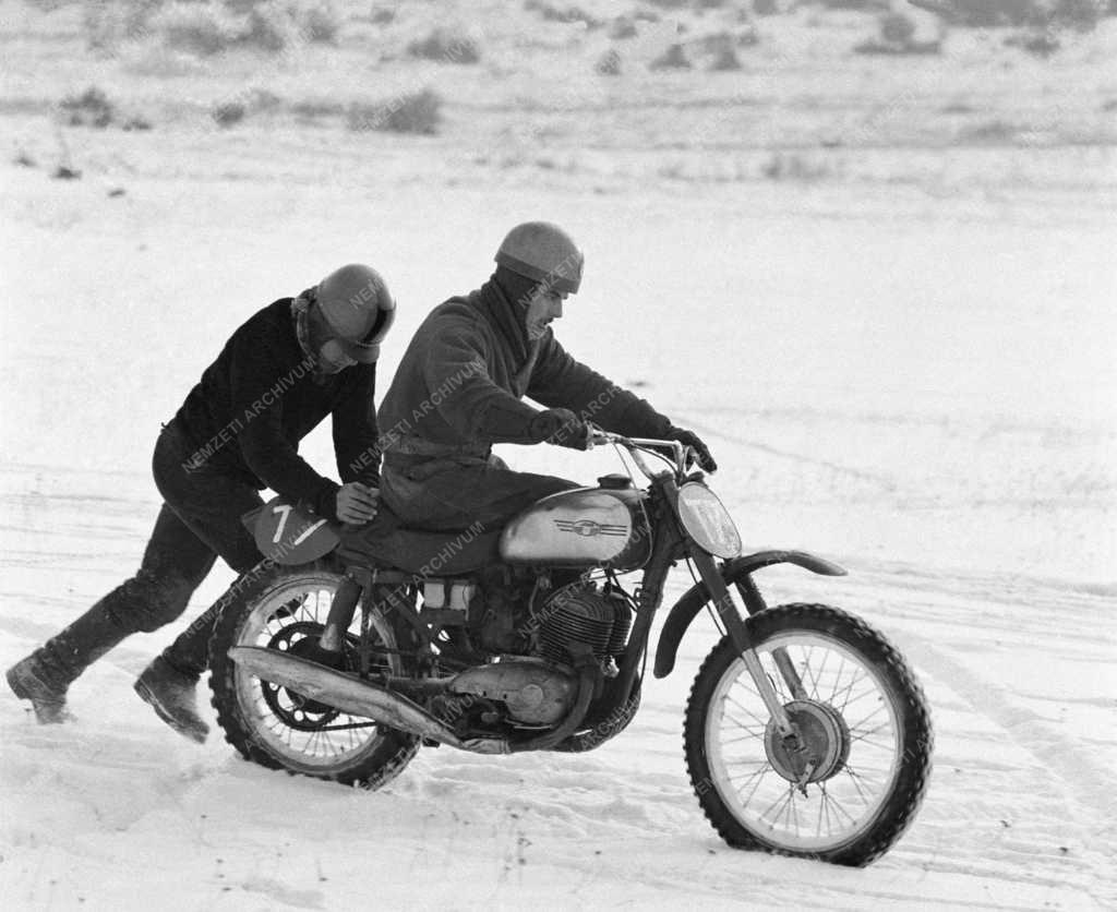 Sport - Motokrossz edzés havas pályán