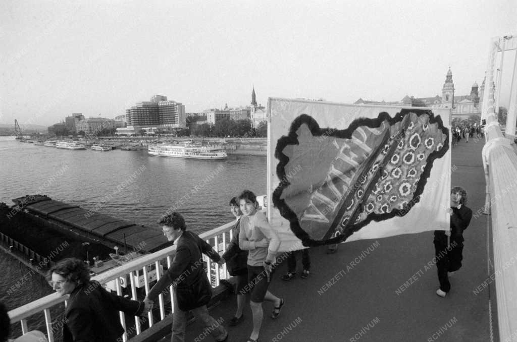 Demonstráció - Tüntetés a Bős-Nagymarosi beruházás ellen