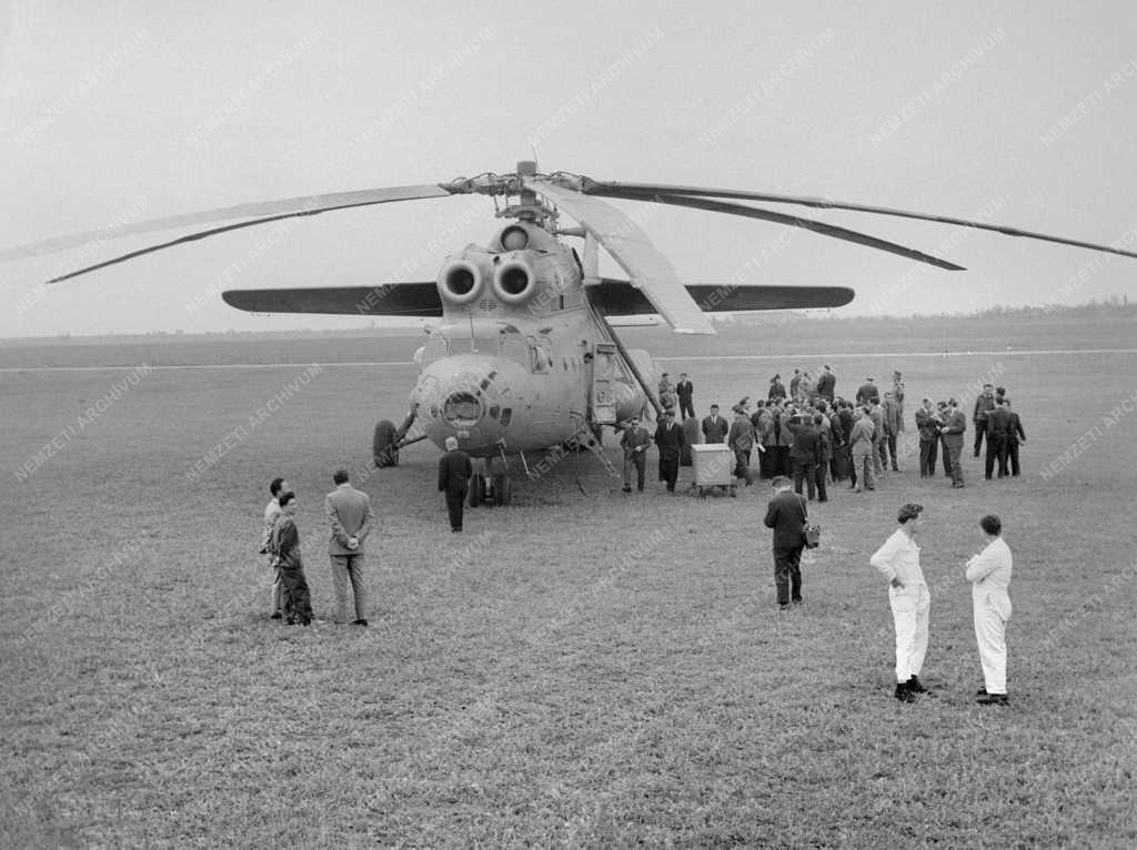 Közlekedés - Szovjet Mi-6-os típusú teher- és személyszállító helikopter Budapesten