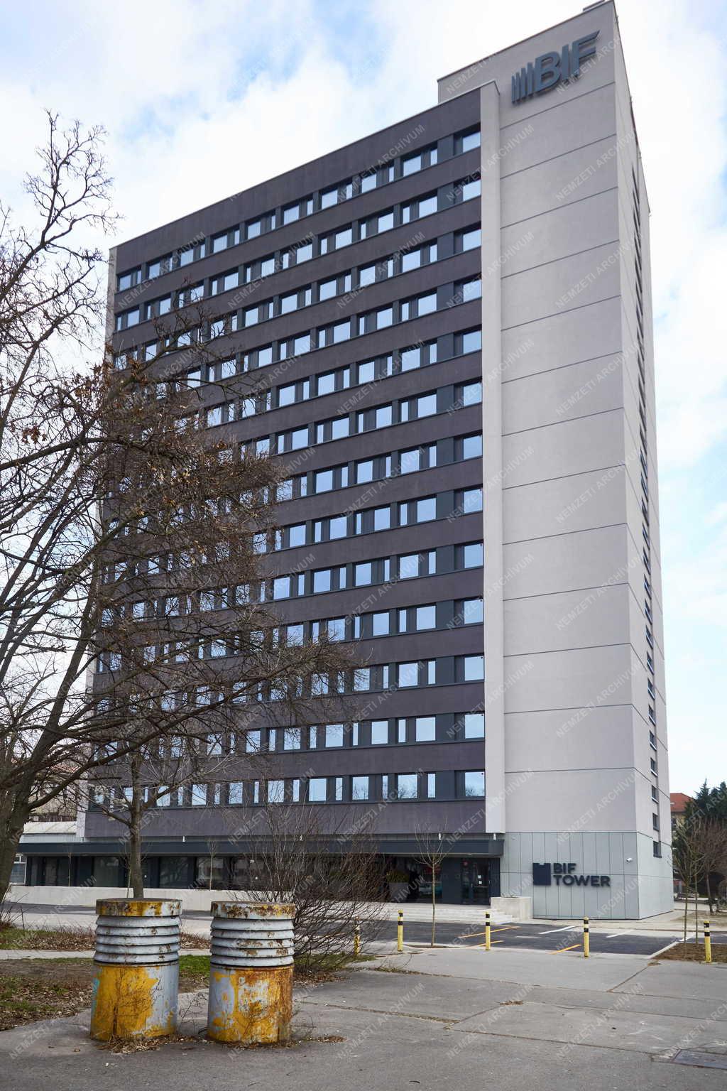 Városkép - Budapest - Egy egykori postás munkásszállóból BIF Tower irodaház lett