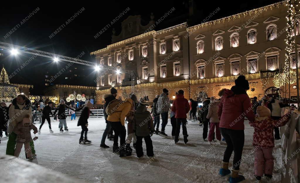 Szabadidő - Budapest - Advent Óbudán 2021 - Jégpálya a Fő téren