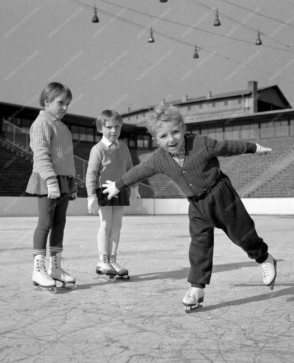 Sport - Szabadidő - Megnyílt a Kisstadion műjégpályája