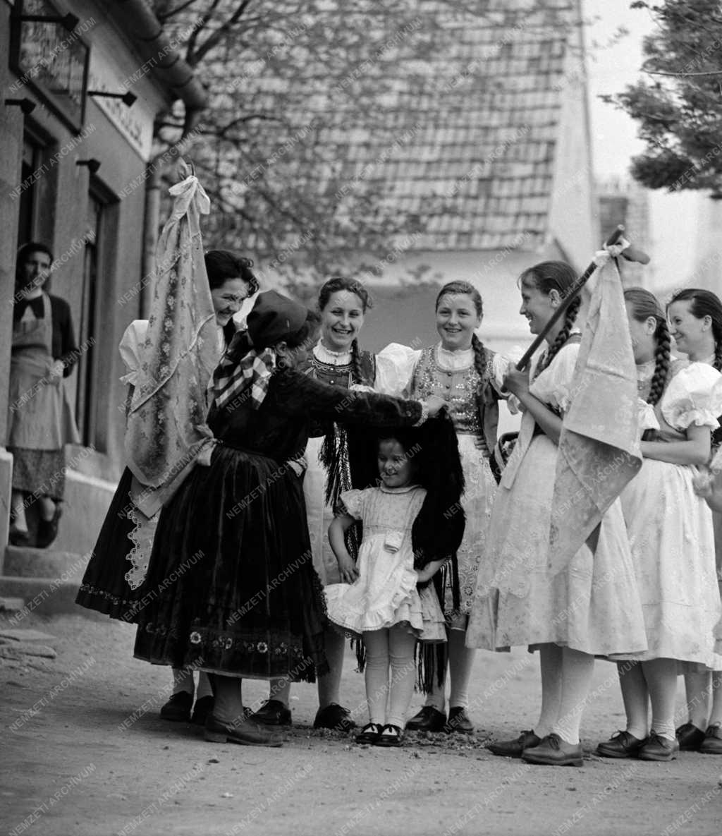 Népszokás - Pünkösdölés Vitnyéden