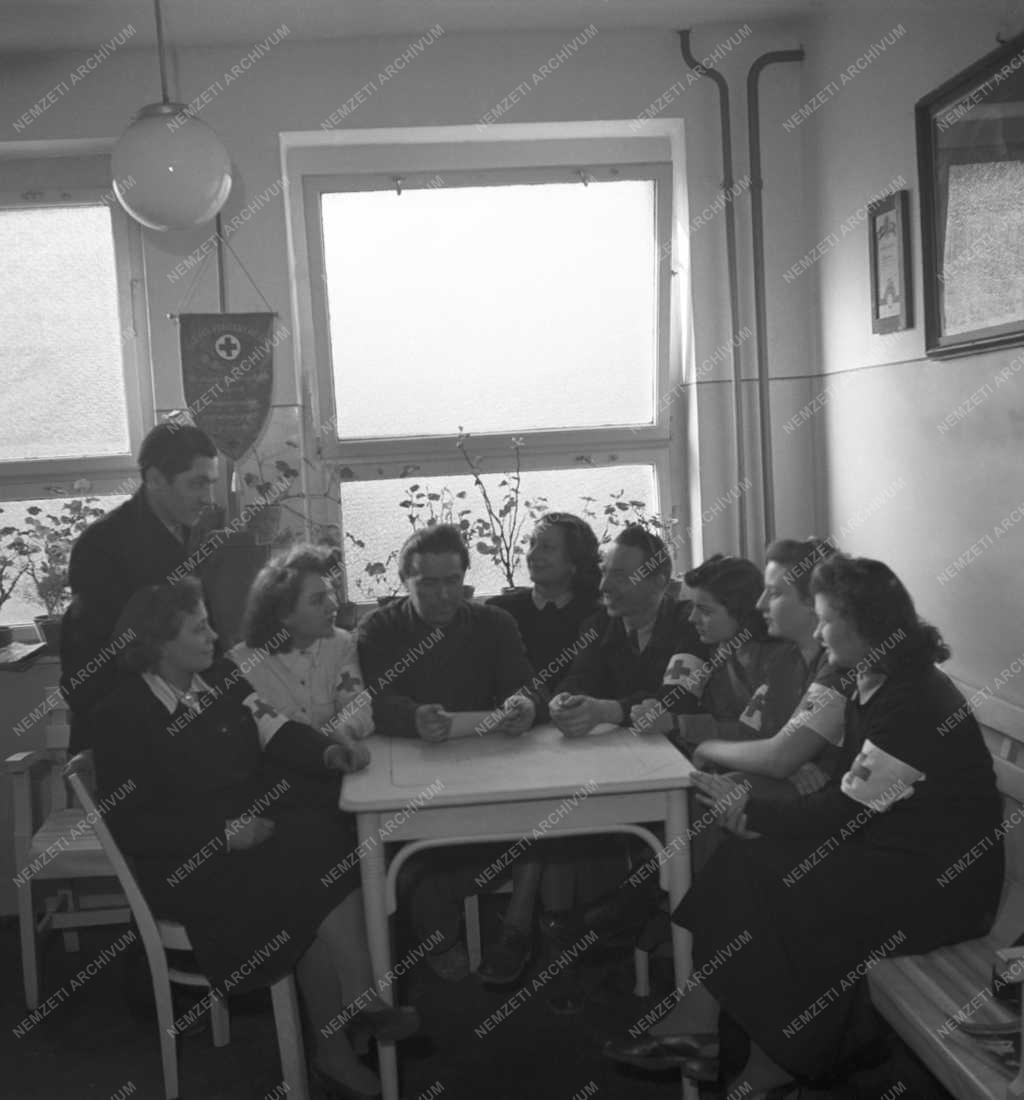 Egészségügy - Fémáru- és Szerszámgépgyár - Vöröskereszt