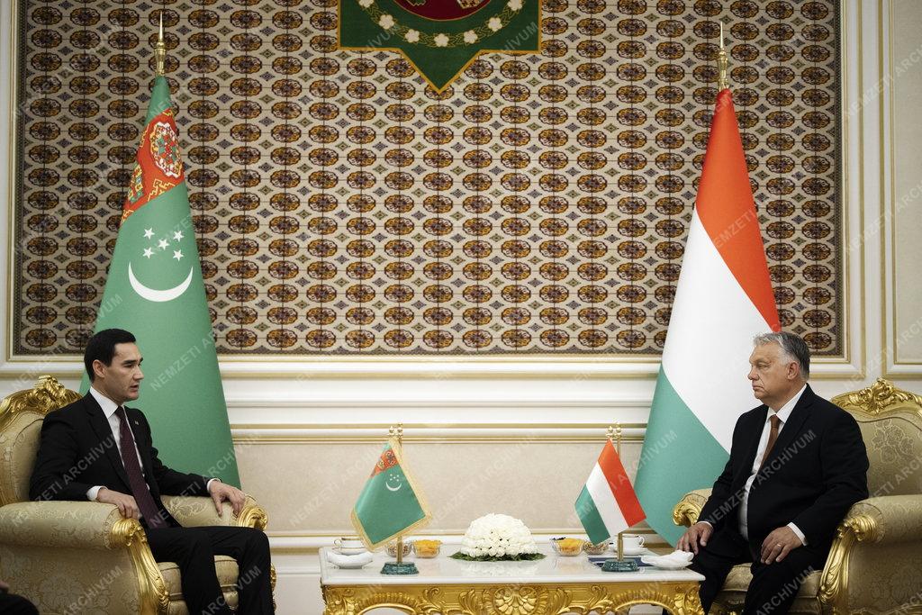 Orbán Viktor Türkmenisztánban