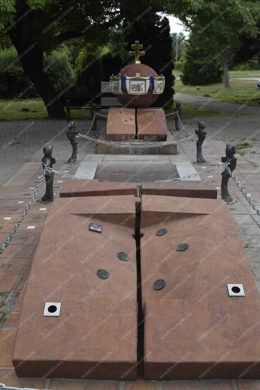 Városkép - Harkány - Millenniumi Országalma emlékmű