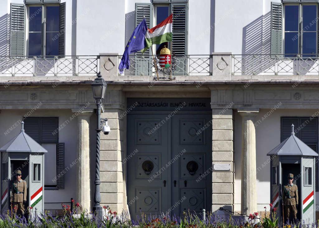 Városkép - Budapest - Díszőrök a Sándor-palota előtt