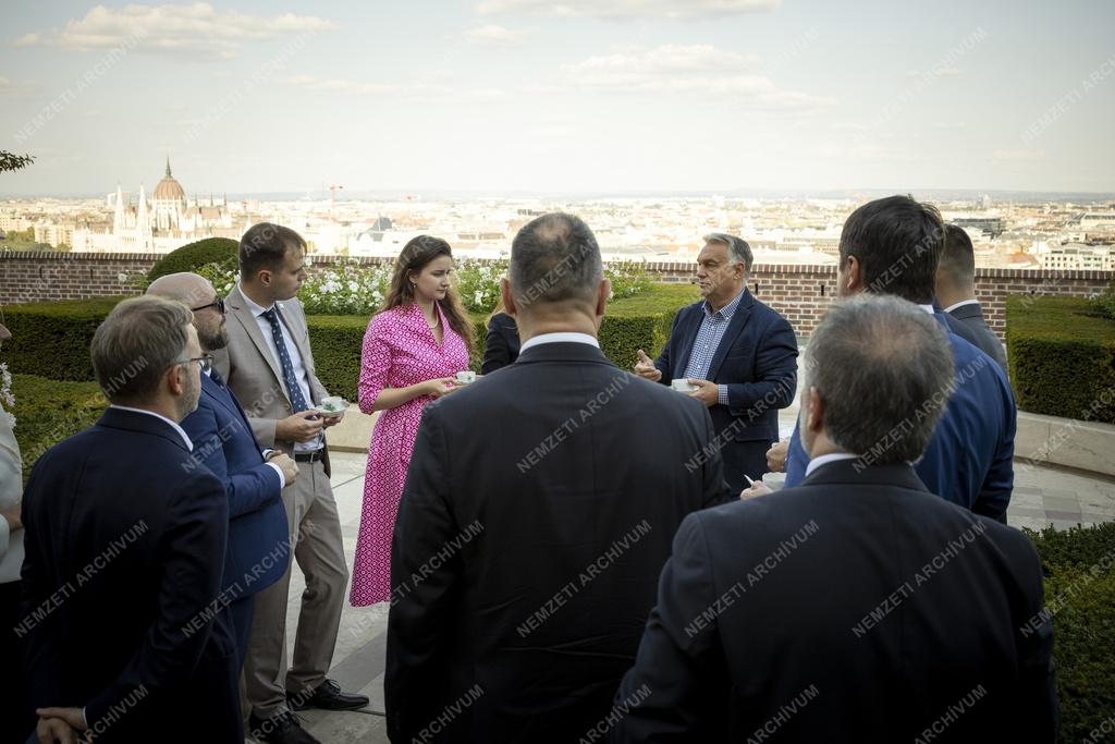 Orbán Viktor közép-európai jogászprofesszorokkal tárgyalt