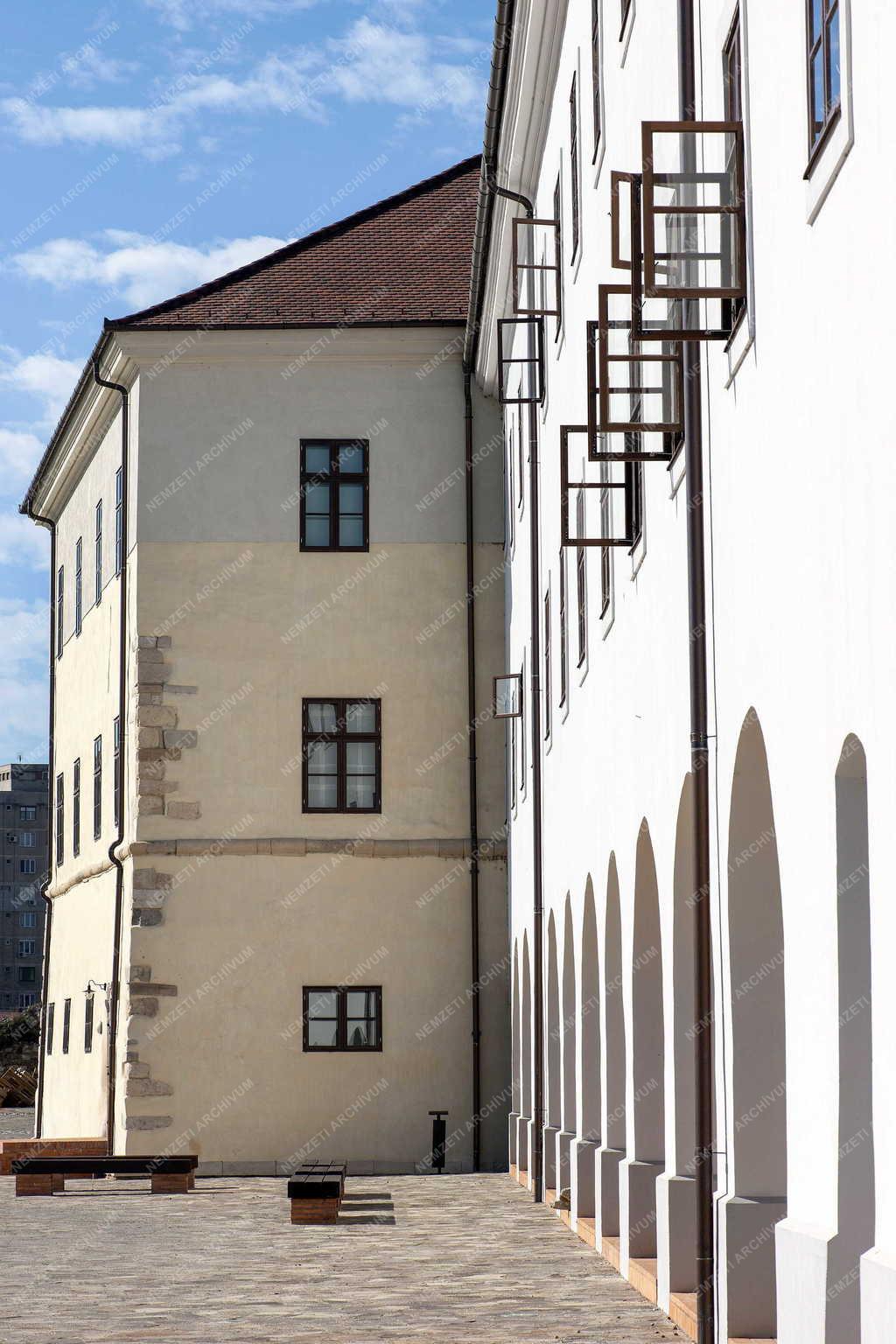 Műemlék - Nagyvárad - A felújított vár 
