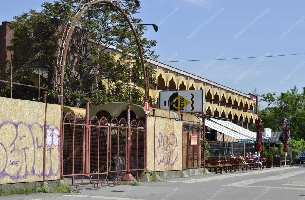 Épület - Budapest - A Petőfi Csarnok szabadtéri színpada