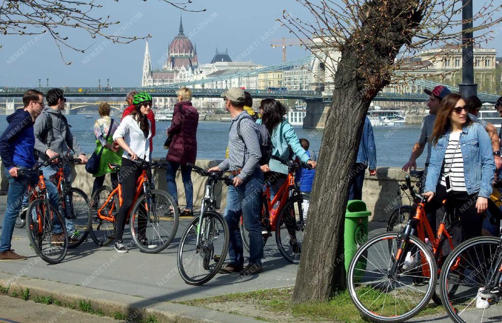 Idegenforgalom - Budapest - Külföldi turisták kerékpáros városnézésen