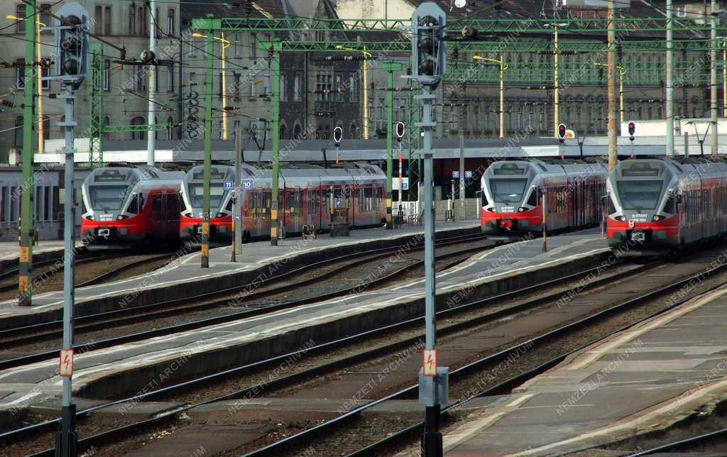 Közlekedés - Budapest - Stadler Flirt vonatok a Déli pályaudvaron