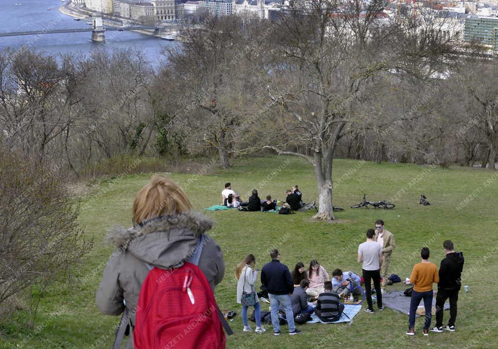 Szabadidő – Budapest – Kirándulók a Gellért-hegyen