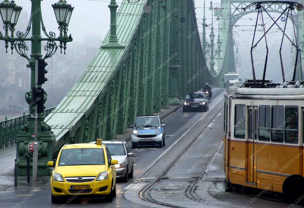 Közlekedés - Budapest - Forgalom a Szabadság hídnon