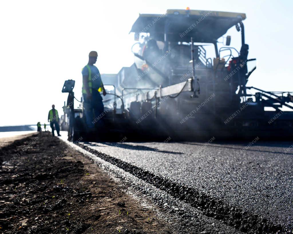 Útépítés - Berettyóújfalu - Az M4-es autópálya építése a román határig