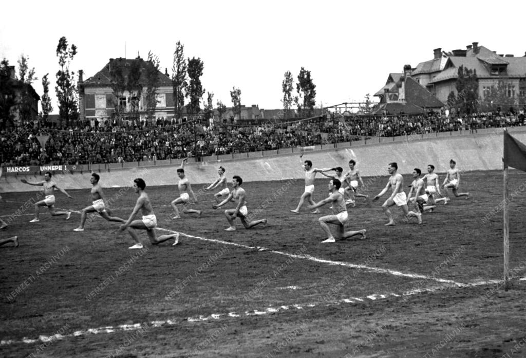 Ünnep - Az első szabad Május 1. - A Millenáris pályán rendezett sportünnepség