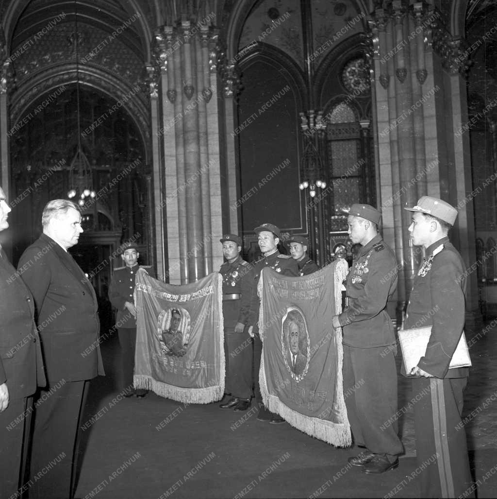Kultúra - A Koreai Néphadsereg Ének- és Táncegyüttese hazánkban 