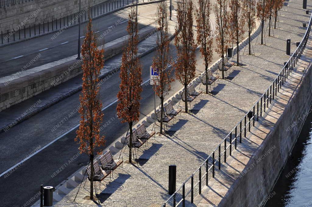 Városkép - Budapest - Gyalogos sétány a Duna pesti alsó rakpartján