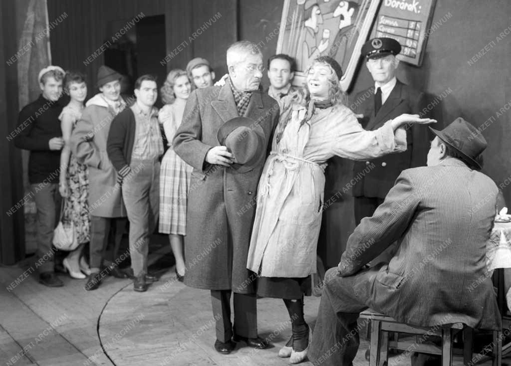Kultúra - Színház - Gádor Béla: Lyuk az életrajzon