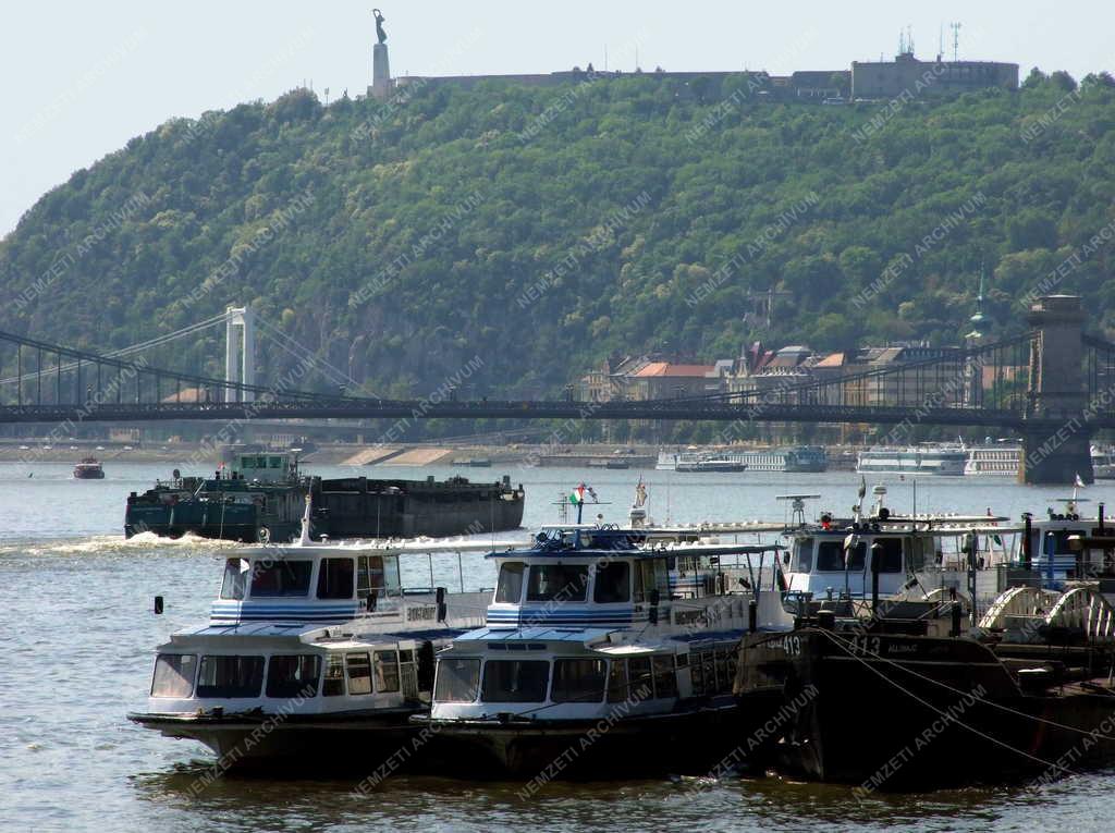 Városkép - Budapest - Hajók a Dunán