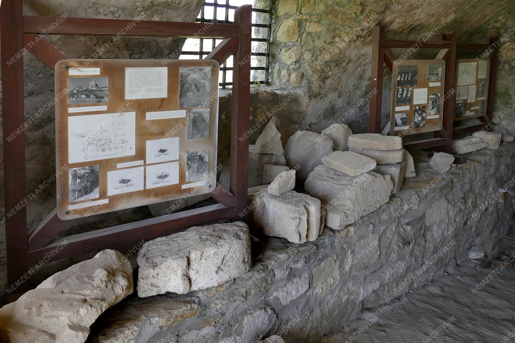 Kultúra - Kőtár a zsámbéki premontrei bazilika és kolostor romjainál
