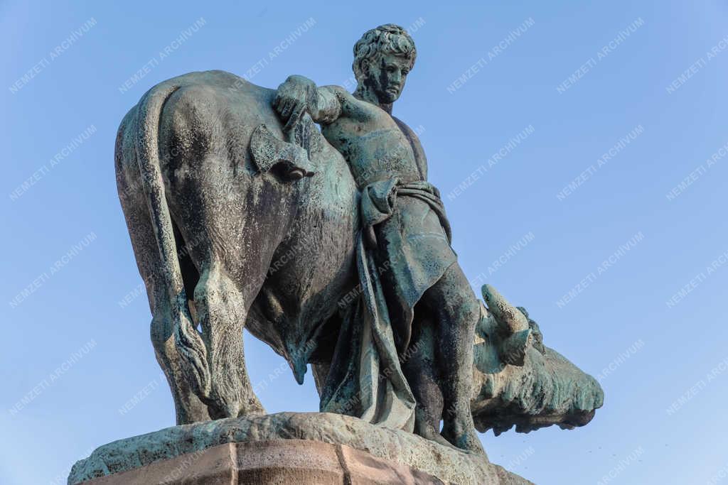 Műalkotás - Budapest - Közvágóhíd bejáratát díszítő szobrok