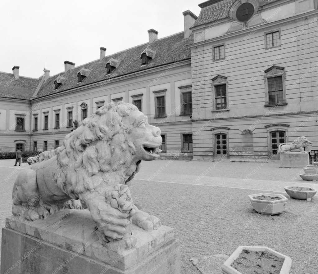 Városkép - Az Esterházy-kastély Pápán