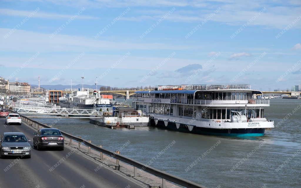 Városkép - Budapest - Rendezvényhajók a Dunán