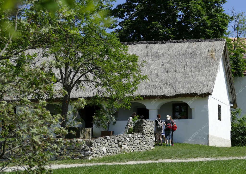 Turizmus - Szentendre - Látogatók a skanzenben