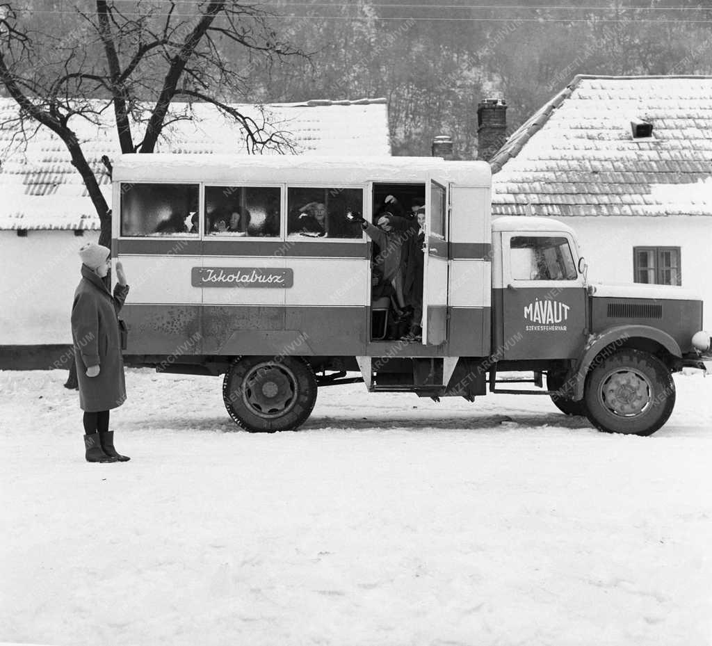 Közlekedés - Iskolabuszokat közlekedtet a Magyar Állami Vasutak 