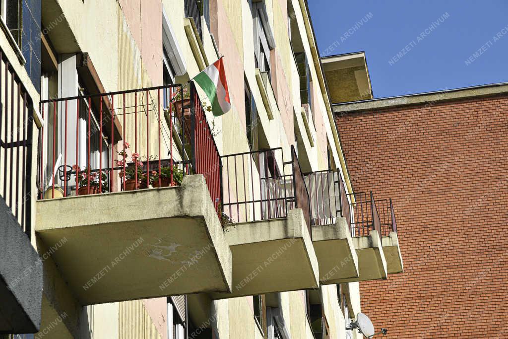 Épületfotó - Budapest - Egy társasház erkélyei