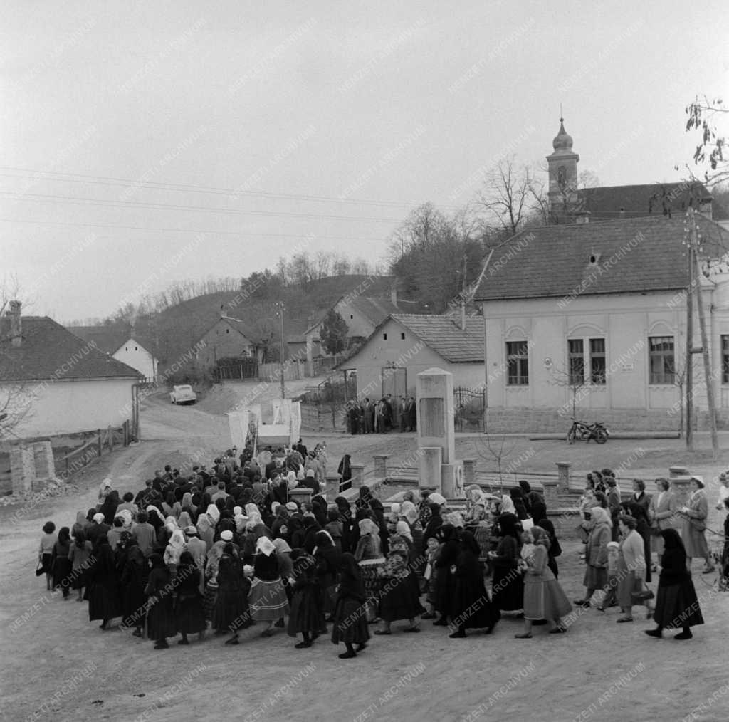 Vallás - Nagyszombati körmenet Harcon