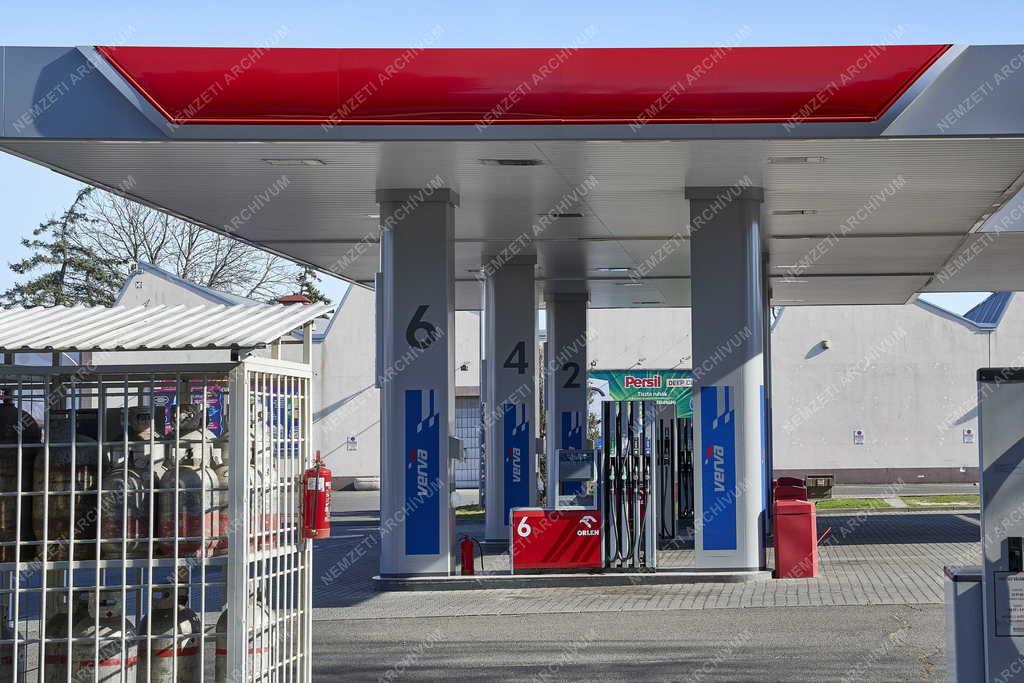 Közlekedés - Energia - Orlen benzinkút a fővárosban