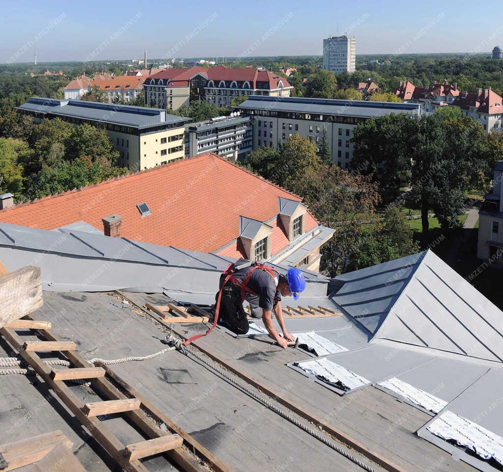 Felújítás - Debrecen - Tetőfelújítás a Debreceni Egyetemen