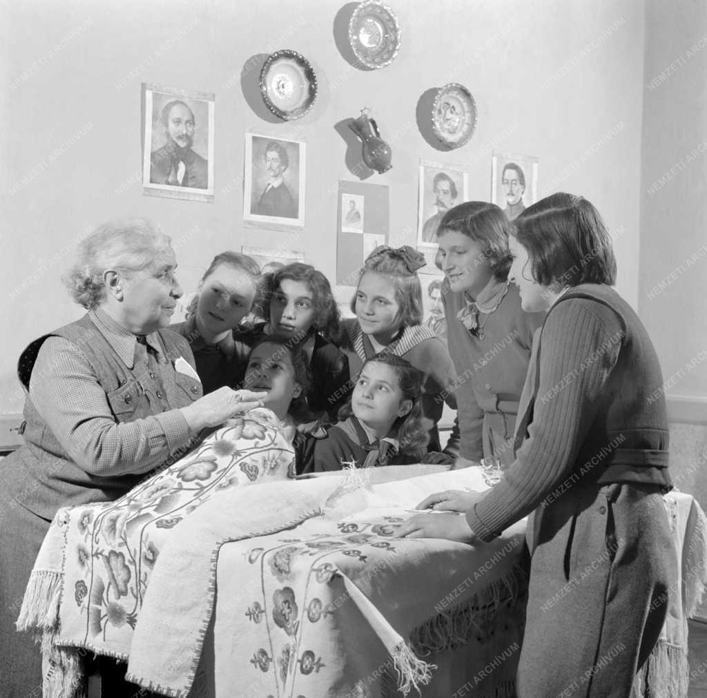 Kultúra - Háziipari népművész úttörő lányokkal