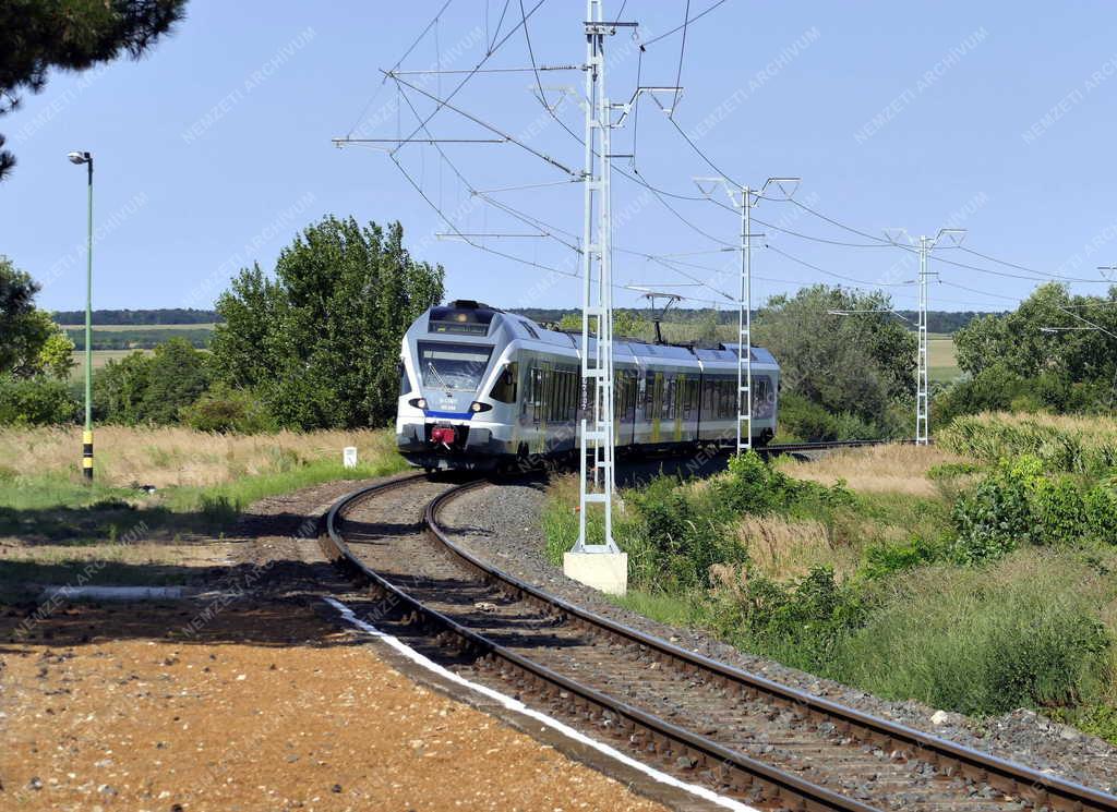 Közlekedés - Villamosították a Balaton északi partjára vezető vasútvonalat