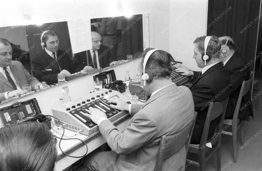 Párt - Sajtó - Az MSZMP X. kongresszusa