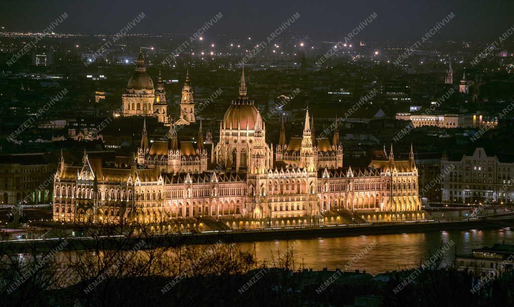 Épület - Budapest - A Parlament esti kivilágításban