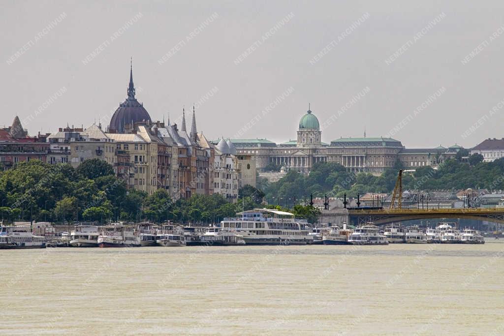 Városkép - Budapest - Hajók a Dunán