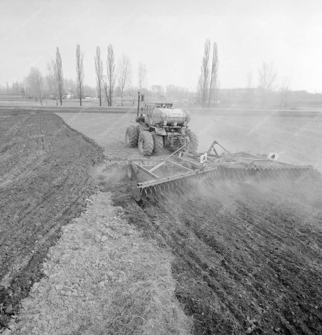 Mezőgazdaság - Permetezés napraforgóvetés előtt a Monori Kossuth Mgtsz-ben
