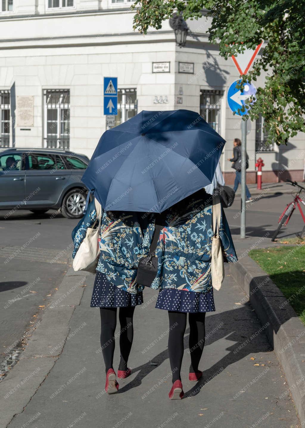 Életkép - Budapest - Sétáló fiatalok